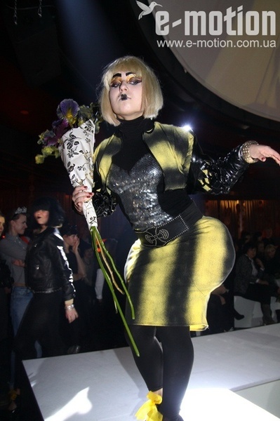 навіть якшо повністю сплагіатити макіяж Гальяно і начепити на сраку целюлітний турнюр - дизайнером н