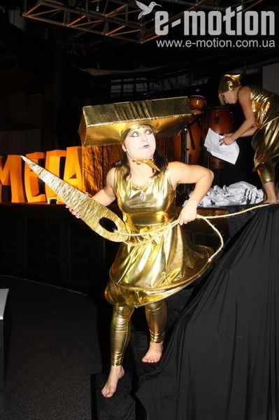 скажена золота табуретка шукає кого б "пришити"